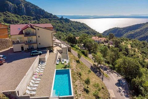 Geräumiges Hotel mit Swimmingpool in Lovran, mit Meerblick! Die Gesamtfläche beträgt 600 qm. Das Grundstück ist 1300 qm groß. Dieses hervorragende Touristenanwesen bietet 11 Zimmer, 3 Apartments und eine Taverne/Konoba. Die Gästezimmer liegen auf der...