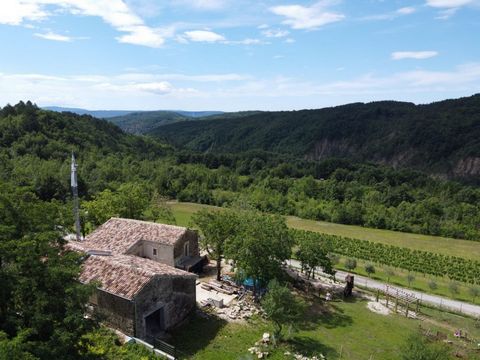 Authentic Istrian Estate with Two Stone Houses and Spacious Grounds – A Nature Lover’s Paradise! Located near Cerovlje and surrounded by pristine nature, this enchanting, traditional Istrian estate, or stancija , with total 400 sq.m. surface of all b...