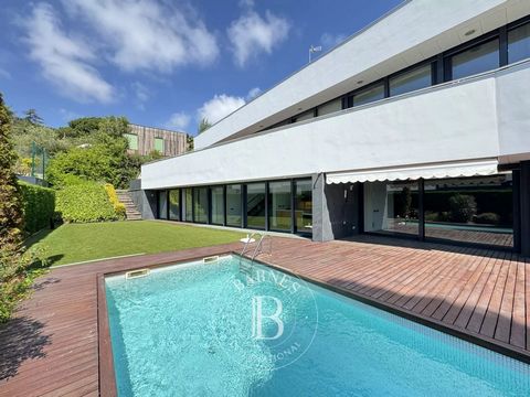 BARNES Maresme präsentiert dieses exquisite Anwesen in Premià de Dalt, einem luxuriösen Dorf an der Nordküste von Barcelona. Dieses spektakuläre moderne Haus mit 485 m² liegt auf einem 1.050 m² großen Grundstück und bietet einen Blick auf das Meer am...