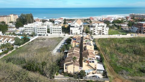 Description de l´objet: Cet appartement charmant à Las Deveses est situé à quelques pas de la plage et offre une surface habitable d‘environ 52 m². Il comprend un salon avec accès à un balcon privé, une cuisine fonctionnelle, deux chambres et une sal...