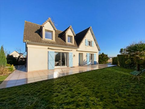 Maison de construction traditionnelle avec de beaux volumes située à proximité de Granville et de toutes les commodités. La maison est composée d'une entrée qui dessert un salon séjour avec cheminée (insert), une cuisine aménagée et équipée avec son ...