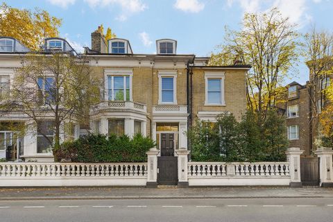 Cette ravissante maison jumelée se déploie sur quatre étages et dispose d’une abondance d’espace, parfaitement adaptée à ceux qui aiment recevoir et recevoir. La propriété présente une opportunité rare pour les acheteurs d’acheter une maison latérale...