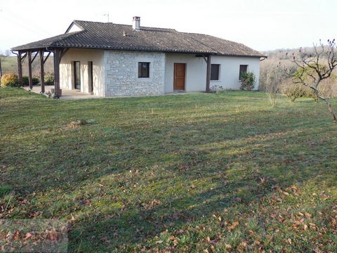 TARN et GARONNE (82) Te koop op drie minuten van LAGUEPIE, dit gelijkvloerse huis, zeer licht, ongeveer 141m², 6 kamers met twee garages op een perceel van circa 7744m², deels bebost. De entreehal leidt naar een woon-/eetkamer met openslaande deuren ...