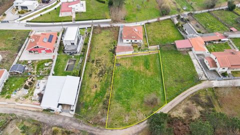 Este terreno com 1325 m2 está localizado numa área tranquila, muito próxima à cidade de Viseu com formato regular ideal para construção de uma moradia. Excelente exposição solar. Venha conhecer!