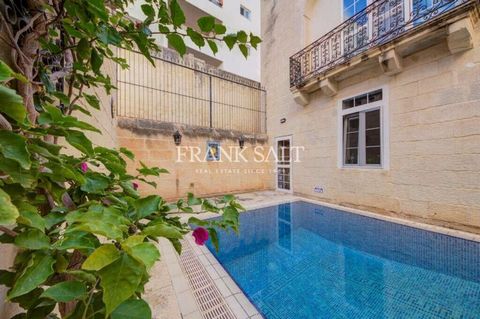 Casa adosada de doble fachada excepcionalmente reformada situada en una de las calles de élite de Sliema. La propiedad tiene una piscina privada (20x18 pies) con una zona de terraza y zona de barbacoa. El alojamiento consta de un vestíbulo, sala de e...