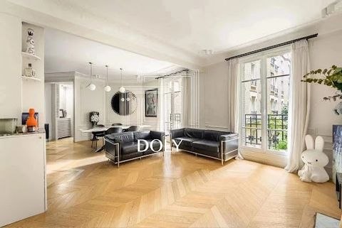 DOLY- Rue Tocqueville- 75017 DOLY is proud to present this magnificent 4-room apartment located on the 1ᵉʳ floor of a Haussmann building in perfect condition. This 85 m² flat comprises an entrance hall leading to a large double living room with a ful...