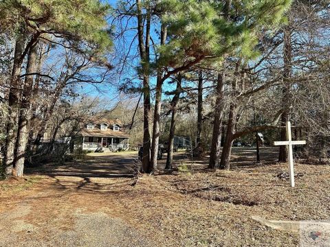 Cette charmante maison de style chalet, nichée dans les bois, offre une véranda qui vous accueille chaleureusement chez vous. Située sur un acre spacieux, la maison est cachée pour plus d’intimité, avec 3,65 acres boisés supplémentaires qui attendent...