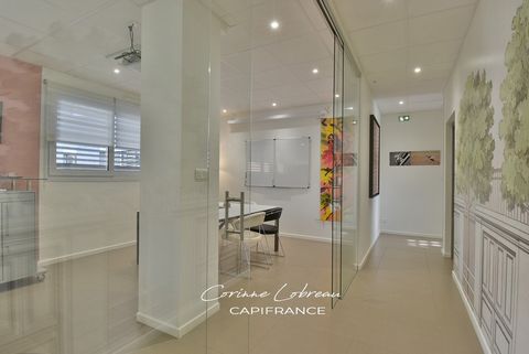 Dans un immeuble regroupant des professionnels de santé & avocats, ce local de bureaux est en parfait état et très bien situé à Mâcon. Il est vendu loué. Ce local se compose de 4 bureaux, un espace accueil, une grande salle de réunion avec coin cuisi...