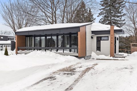 Located in Lévis, this superb property renovated to the taste of the day offers a modern and warm living environment. With its two bedrooms and spacious 8,471 sq. ft. lot, it is perfect for those looking for comfort and tranquility. Its large landsca...