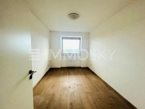 Bienvenido a este encantador apartamento que combina comodidad y funcionalidad. Con un pequeño apartamento de 27 m² y un gran apartamento de 89 m², esta casa ofrece suficiente espacio para diferentes estilos de vida. La espaciosa sala de estar del gr...