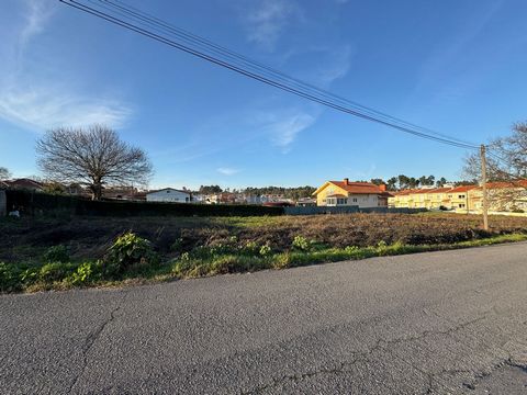 Apresentamos este magnífico terreno para venda em Fiães, Santa Maria da Feira, com uma área total de 1.900 m² e uma excelente frente, garantindo diversas possibilidades de construção. Localizado em zona urbanizável, este terreno é ideal para quem des...