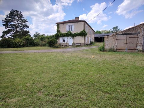 A VENDRE: Maison de campagne à redonner vie. Vous chercher un projet a la campagne avec du volume et du terrain, cette maison est faite pour vous! Située dans un cadre paisible ou le temps semble s'être arrêté, cette propriété offre un volume excepti...