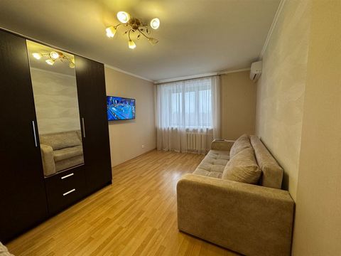 ID в ИМЛС: 46431882 Сдам 1-комн. квартира ( г Казань ул Юлиуса Фучика 82). Дом: материал стен - кирпичный, вид дома - вторичка, этаж - 8, этажность - 10.Уютная квартира с новыми спальными местами и бытовой техникой .Рядом школа,садик,сетевые магазины...