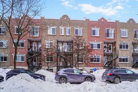 See addenda Located at 4004 avenue des Érables, in the heart of Montreal, this magnificent two-story condo offers an exceptional living environment combining comfort and modernity. Just a few steps from Lafontaine Park, cafes, restaurants and shops o...