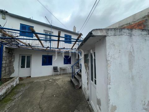 Location: Primorsko-goranska županija, Crikvenica, Crikvenica. Eine schöne Antiquität mit Potenzial steht in guter Lage in Crikvenica zum Verkauf. Das Haus ist teilweise adaptiert. Im Erdgeschoss befinden sich eine Küche und ein Wohnzimmer, die renov...