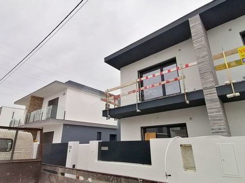 OFFRE DE L'ACTE d'achat et de vente*. Maison en construction, 4 pièces jumelé en duplex d'architecture contemporaine, avec une chambre au rez-de-chaussée, située à Fernão Ferro, dans une zone consolidée de villas. Dans ses environs, en voiture, on tr...