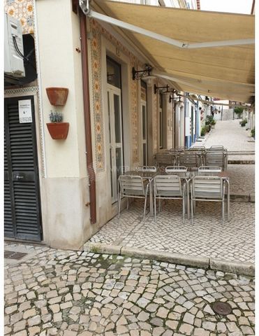 Prestigious restaurant with 50 years of history in the beautiful village of Sesimbra, located in the historic and restaurant area, 50m from the beach. Establishment in very good condition and fully operational, sold fully equipped. Restaurant with th...