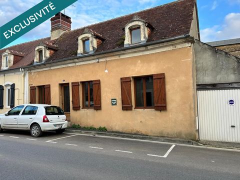 Maison dans le centre ville de Mézidon. Le rez-de-chaussée est composé d'un salon avec cheminée, d'une grande cuisine dinatoire aménagée avec un accès à une cour intérieure où se trouve une dépendance. Une salle de bains et un wc séparé complètent ce...