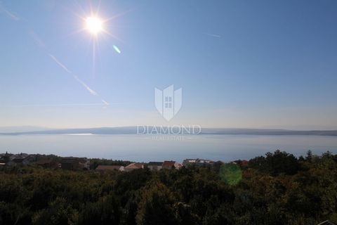 Location: Primorsko-goranska županija, Crikvenica, Crikvenica. The apartment in Dramalj offers a true Mediterranean ambiance thanks to its fantastic location and stunning sea view. Situated less than a kilometer from the coast, the beach is easily ac...