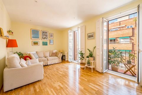 BARNES Madrid presents this magnificent 116sqm flat located on an exterior fifth floor of a classic 1940's building. The flat stands out for its great luminosity, thanks to its south-west orientation and its two charming balconies overlooking the str...