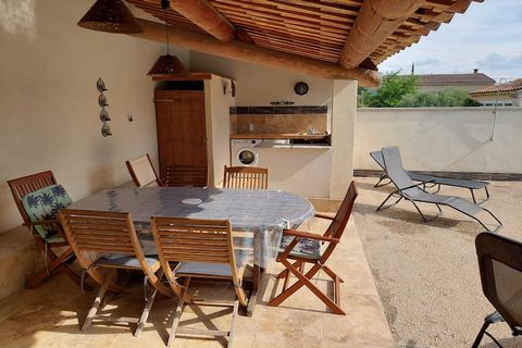 Cette charmante maison de plain-pied (100 m²) est située dans un quartier résidentiel paisible, à seulement 500 m du centre de Vaison La Romaine, offrant un accès facile aux commerces de proximité. Entourée d'un jardin clôturé de 800 m², c'est le ref...