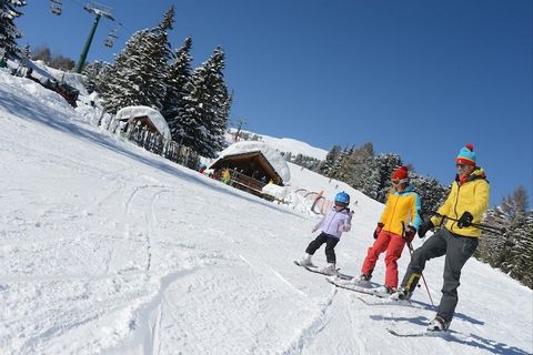 Apartment in Cavalese Zentrum, nur einen Steinwurf von den Geschäften. Die Wohnung befindet sich in der Nähe der Eisbahn, Schwimmbad und die Seilbahn zu den Skipisten Cermis. Die Residenz verfügt über eine Terrasse, eine Parkplatz, eine Garage und ei...