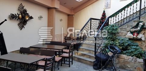 Apresentamos à sua atenção uma propriedade de investimento na cidade de Sofia. Asenovgrad. A propriedade inclui um restaurante totalmente mobiliado e equipado. Loja 1 - 55m² com casa de banho e loja número 2 - 15 m². . A localização fica na estrada p...