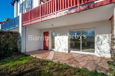 Cerca del distrito de Socoa y sus comodidades. Piso de 44 m² orientado al sur. Entrada a la sala de estar que se beneficia de una terraza y zona ajardinada, cocina abierta, un dormitorio, baño, aseo separado. Features: - Terrace