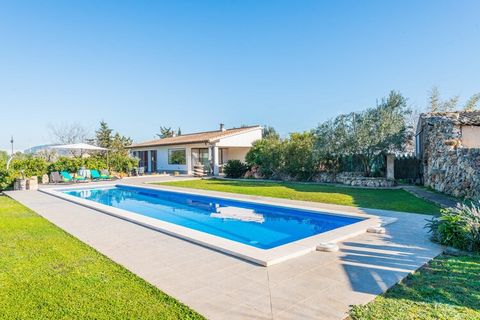 Outside this property you can enjoy, in total privacy, the pleasant Mediterranean climate. Either sunbathing on the four sun loungers that surround the pool while reading a magazine, or having an early breakfast on the terrace taking advantage of the...