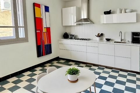 Maison de village avec garage, grande terrasse et cave.