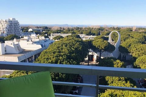 Imaginez-vous vous réveiller bercé par la douce brise méditerranéenne et admirer la vue panoramique sur La Grande-Motte depuis votre terrasse privée. Ce superbe appartement de 84 m², situé au septième étage d'une résidence sécurisée et calme, offre u...